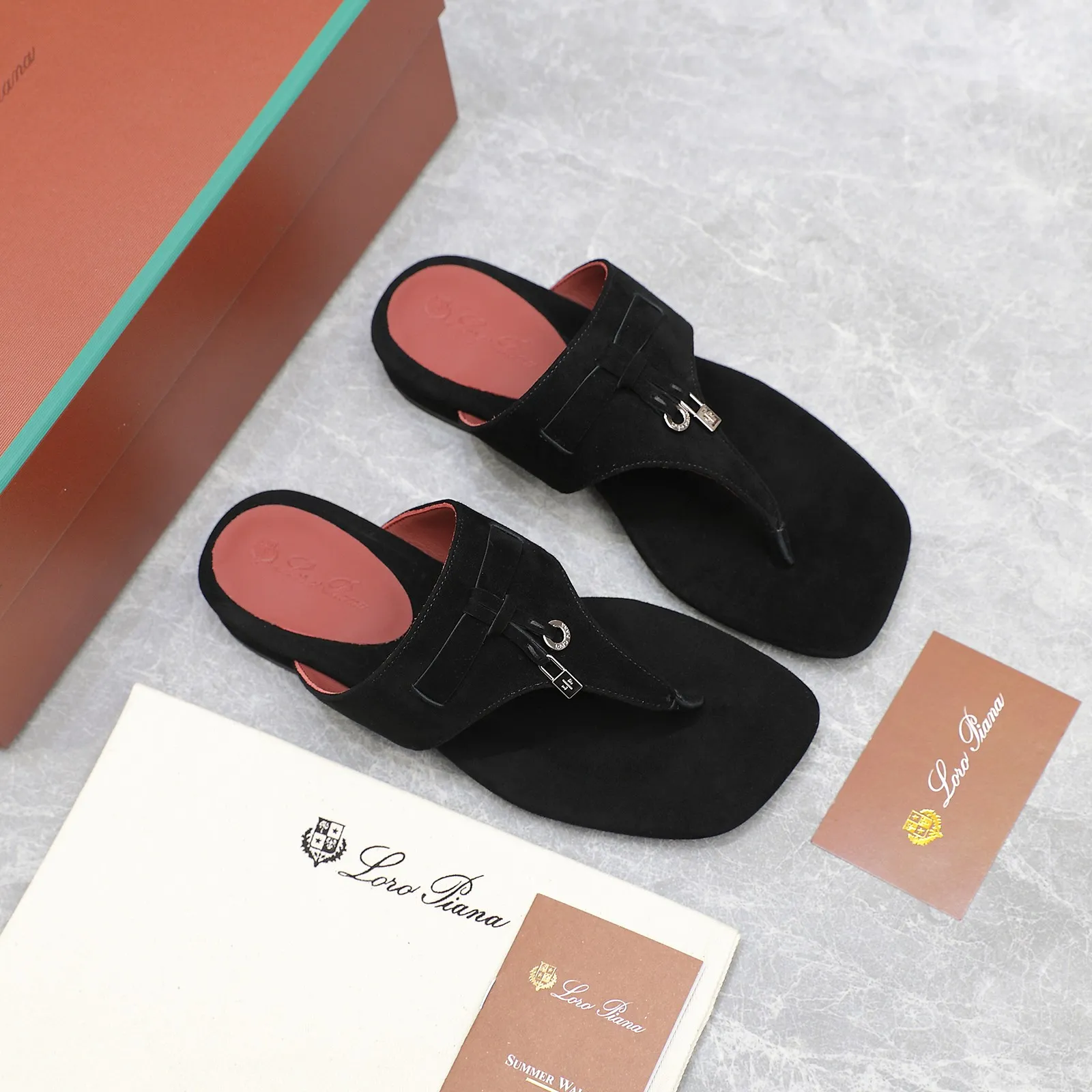 👟👟Ex-factory price 560👟👟 Purchasing-grade [Loro Piana] LP Mindil series T-strap thong sandals ✔️Top quality ✔️Soft sheep leather forms a tailor-made band that meets at the top of the upper and is fixed by a strong elastic ankle design. One is adorned with a discreet horn padlock, the other a gold circle badge. With its simple construction and sophisticated feel, these sandals are ideal for summer. ✔️Material: imported sheepskin fabric, sheepskin lining and feet ✔️Imported genuine leather outsole ✔️Code number: 35-42 (35/41/42 custom-made, non-refundable)
